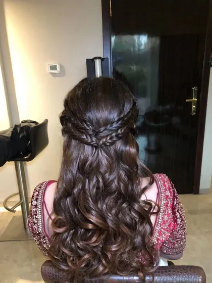 A clear view of the half-up braided hairstyle, showing the detail of the braids and the texture of the waves. It's a perfect blend of structure and softness.