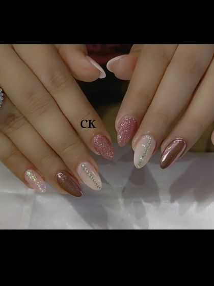 A beautiful rose gold themed set, mixing glitter, chrome, and solid nude polish.