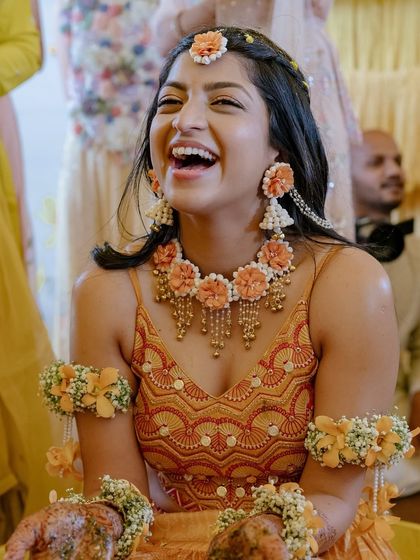 Laughter and sunshine are the best accessories. This bride's Haldi makeup is warm and natural, with a focus on enhancing her happy glow.