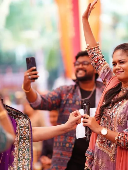 The emcee getting the crowd hyped up and involved in the Mehendi festivities.