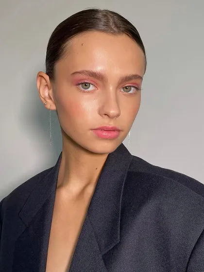 A full-face view of this minimalist look. The brows are a key feature, perfectly shaped to frame her eyes and complete the look.