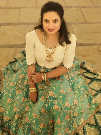 For brides who prefer a more understated look, I specialize in "no-makeup" makeup. Here, I focused on creating a dewy, natural base that enhances her features without feeling heavy, perfect for her elegant lehenga.