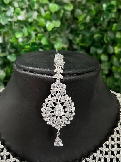 The matching maang tikka for this set, designed with a teardrop shape to complement the necklace.