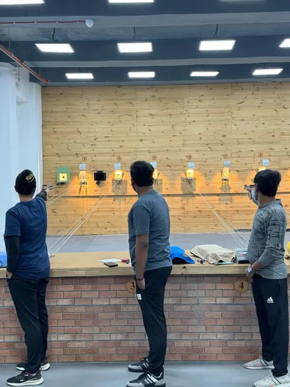 A typical evening at the range with students practicing both air pistol and air rifle shooting. Our camp welcomes kids and teenagers, creating a dynamic and focused training group.