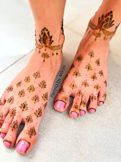 Another look at the delicate scattered lotus foot mehendi. This is perfect for a destination wedding or a beach party.