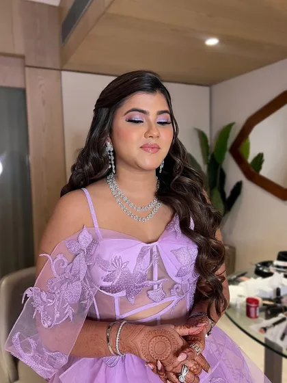 This shot highlights the beautiful lilac tones on her eyes, which perfectly match her dress without being overwhelming.