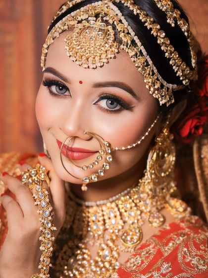 A beautiful close-up of a bride in a full golden Polki set. Her smile shows the confidence that comes with feeling like a queen.
