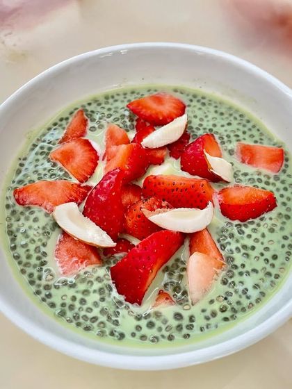 My Matcha Chia Pudding topped with fresh strawberries. Matcha is rich in antioxidants and helps support liver function, while chia seeds provide fiber and healthy fats. A perfect, detoxifying start to the day.