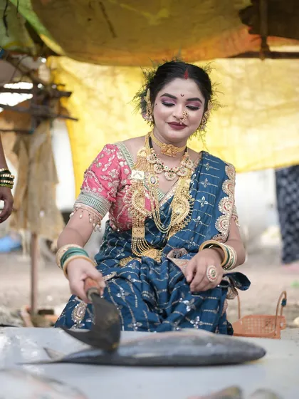 A candid shot of my model in the fish market, getting into character as a Koli woman.