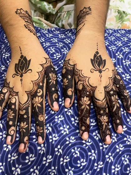 A simple yet elegant lotus design. This shows that my henna can be used for modern and minimalist patterns too. The lines are clean and the paste is a rich, dark color.