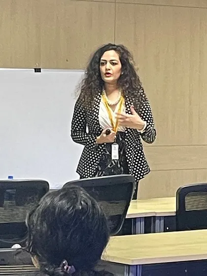 Explaining a concept during a training session. My approach is to break down complex ideas about image and communication into practical, easy-to-understand steps.