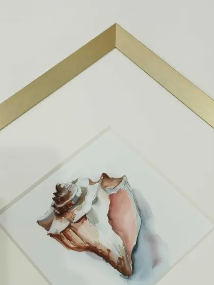 A top-down view of the satin Nara gold frame, showing its slim and elegant profile. This style adds a touch of modern luxury without being overpowering.