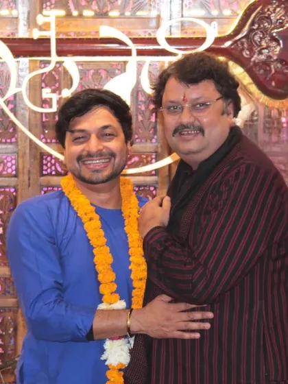 A moment of camaraderie with guest artists Sh. Kuldeep Mishra and Sh. Imran Khan after a successful baithak.