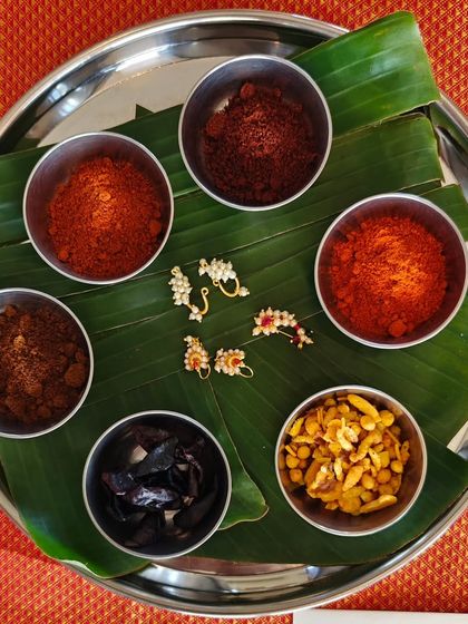 The colours of Maharashtrian food on a plate, captured in Isumi, Japan. This thali showcases my different homemade masalas: Kolhapuri, Misal, Saoji, and Malvani, alongside traditional Maharashtrian jewellery like the Nath and Bugadi.