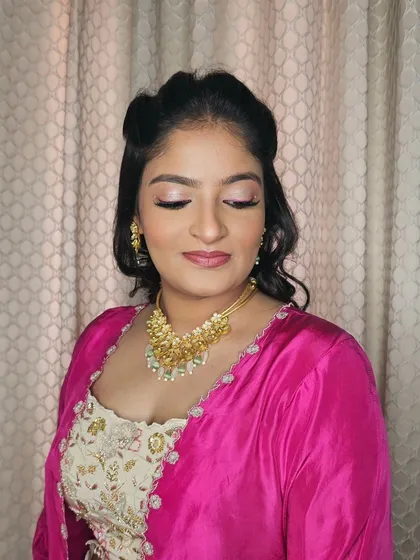 A closer look at the soft glam eye makeup I did for Neha. Notice the gentle shimmer and blended eyeshadow, a technique I focus on heavily in my workshops for a polished finish.