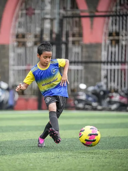 Starve your distractions, feed your focus. A player demonstrating excellent passing technique.
