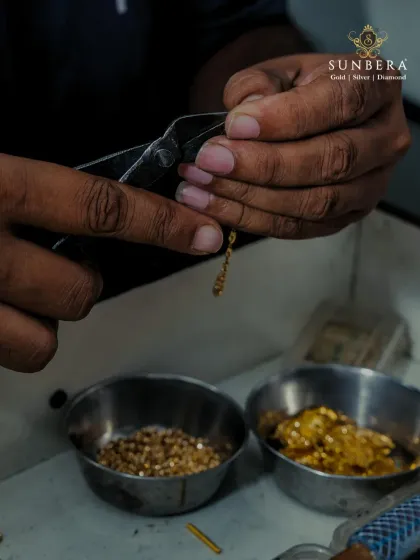 Crafting jewellery often involves working with hundreds of tiny components. This shot shows an artisan meticulously assembling a gold chain link by link, a process that demands patience and a keen eye for detail.