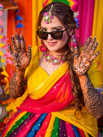 Mehendi swag! The bride shows off her intricate henna design with a cool pair of sunglasses, adding a modern twist to her traditional look.
