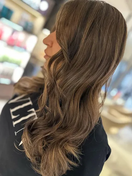 This caramel highlight blend is a classic. The back-to-back foils create a dimensional and healthy-looking color that looks great from every angle.