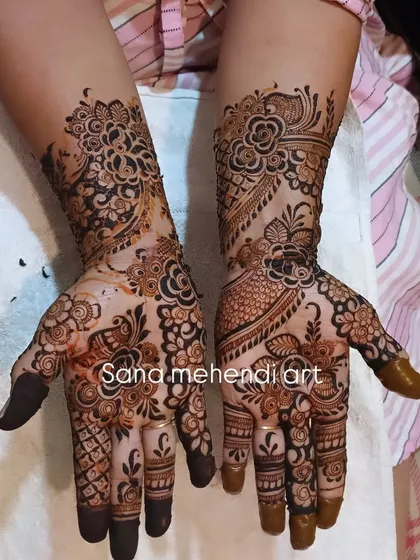 A beautiful mix of floral and paisley patterns, a classic choice for guest mehendi.