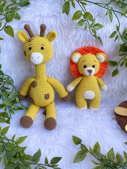 A friendly duo of a giraffe and a lion. These two best friends are perfect for jungle-themed nurseries and imaginative play.
