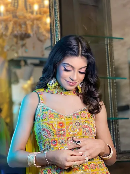 A close-up of the soft, pretty makeup for the Haldi look.