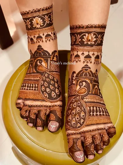 A full view of the elegant peacock foot design, a perfect choice for any bride or wedding guest.