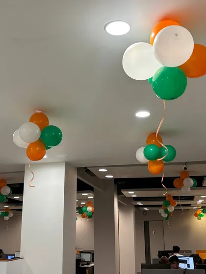 Here’s how I decorated the main office floor. Tricolor balloon clusters were hung from the ceiling throughout the workspace, ensuring the entire team could feel the festive spirit of Independence Day.