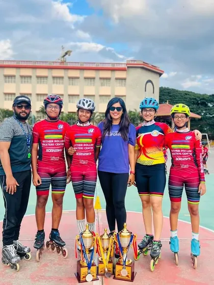 Team ERSC after a successful run at the CISCE regional speed skating competition, celebrating our skaters who qualified for the nationals. We win and lose as a team.