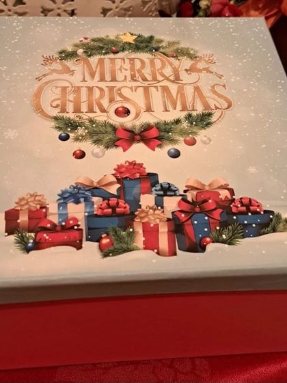 The elegant and festive lid of my Christmas hamper box. I believe the unboxing experience is part of the gift, and it starts with this beautiful presentation.
