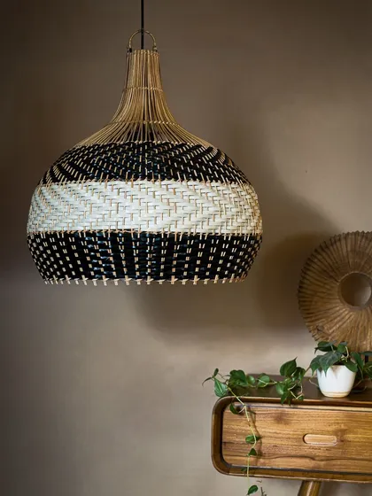 This two-tone pendant combines natural bamboo with bands of black and white for a bold, graphic effect. It’s a contemporary piece that fits beautifully within modern, minimalist, or eclectic interior design schemes.