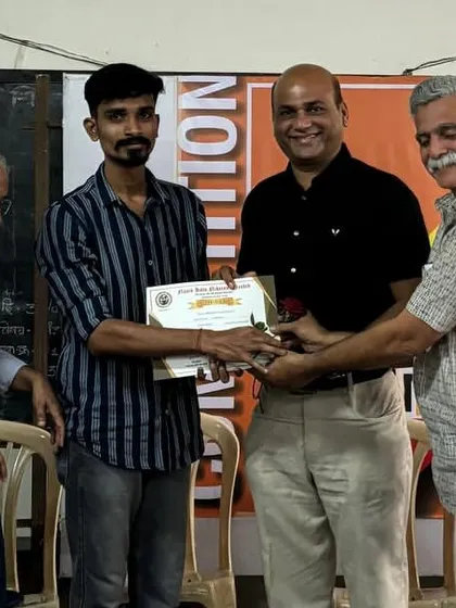As an invited judge, I had the honour of presenting an award at the 79th National On-the-Spot Painting Competition organized by Nashik Kala Niketan. It is inspiring to see the talent of emerging artists.
