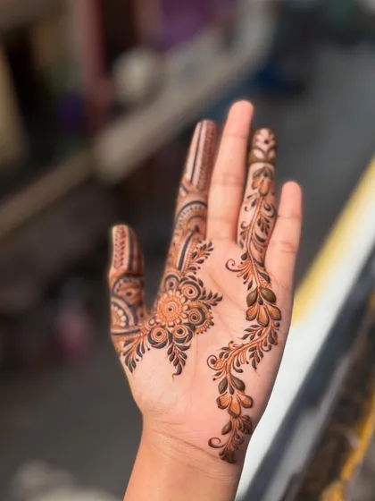 A final shot of this beautiful party henna design, showing how it looks in natural light.
