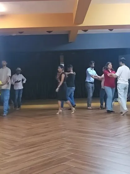 This is what a typical introductory workshop looks like. It's a relaxed, friendly space filled with people from all walks of life, learning the fundamentals of the Tango walk and connection together.