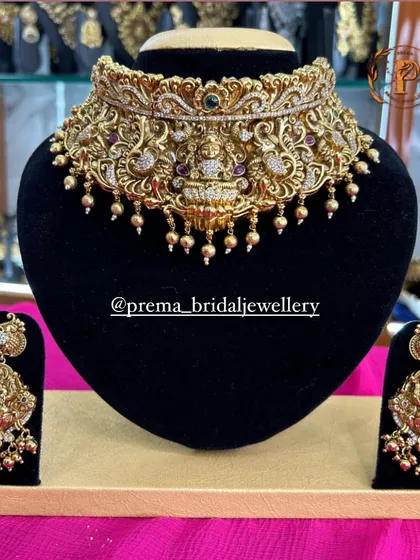 A closer look at our traditional temple jewellery. This antique-finish choker and earring set is a favorite among my brides for their Muhurtham ceremony, giving an authentic and divine look. All my jewellery is available for rent.