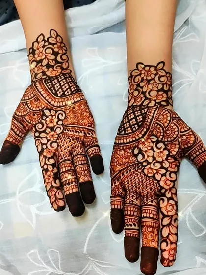 A gorgeous, full-hand design for Eid, showcasing a mix of floral and geometric fillers.