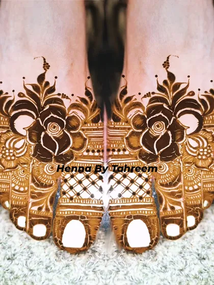 This design sketch for feet features a beautiful floral pattern with a jaali net design on the toes. It's a classic bridal choice.