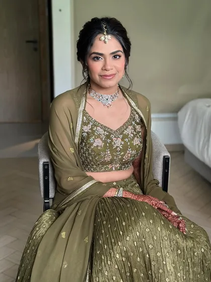 A Mehendi look so blended, we are in love. This soft glam look in an olive green lehenga features seamless makeup that enhances her features beautifully.