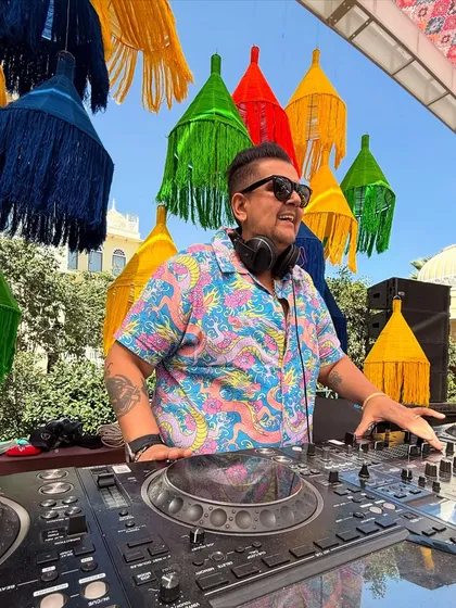 In the zone, mixing tracks under the sun at a beautiful daytime event in Jaipur.