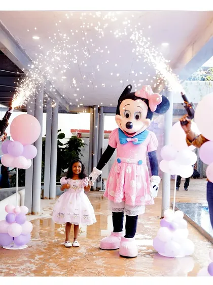 We create unforgettable moments, like this grand entrance for the birthday girl with Minnie Mouse. Complete with exciting sparklers and themed balloon columns, it’s a magical start to a memorable party.