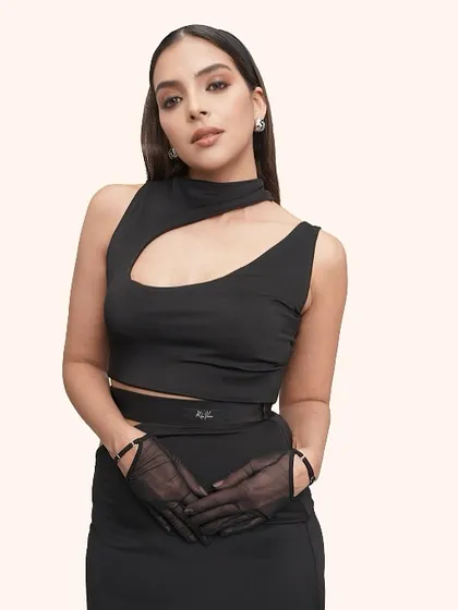This pose highlights the model's features, framed by the elegant makeup. The look is all about quiet confidence.