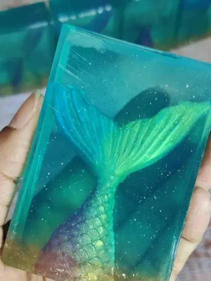 Imagine creating a soap so clear it looks like glass. In my specialty masterclass, I teach a unique and quick method to make your own transparent soap base from scratch, using only skin-safe ingredients. This opens up a world of creative possibilities, like these magical mermaid soaps.