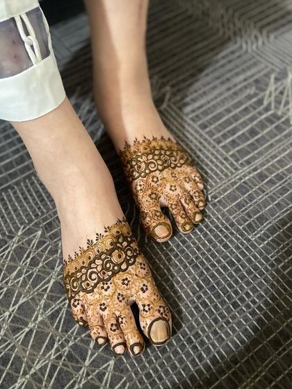 A slightly different angle of the foot mehendi.