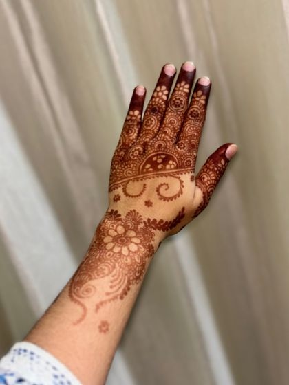 The lovely final stain of an Arabic floral design. The color is warm and even, showing the quality of the natural henna.