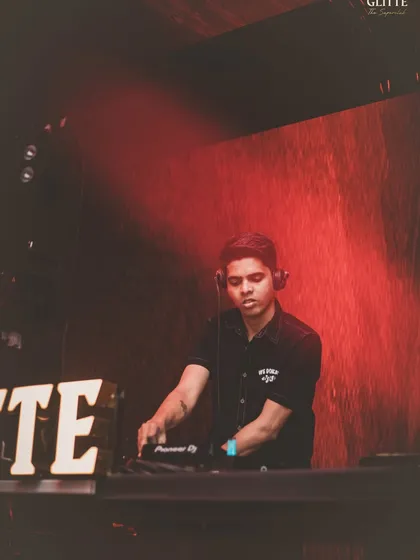 Stepping into a world of rhythm under the red lights at Glitte.
