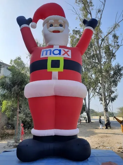 I can make inflatables in very large sizes. This Santa Claus stands at a massive 25 feet tall, perfect for making a big impression during the Christmas season at malls or large venues.