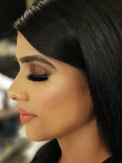 I believe in makeup that enhances, not hides. This look is all about that dewy, glass-skin finish. I created a soft, bronze glitter eye and paired it with a simple nude lipstick to let her natural beauty shine through. This is a perfect example of my "less is more, but make it glam" philosophy.