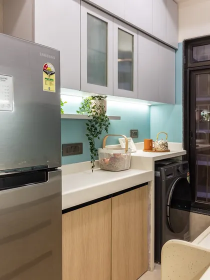 We designed this kitchen to include a dedicated space for the washing machine, seamlessly integrating it next to the fridge and under the countertop.