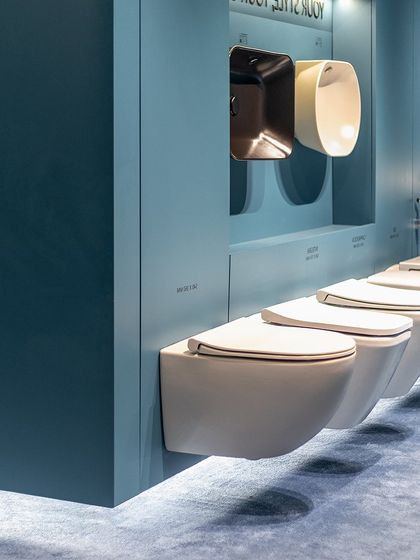 Wall-mounted toilets are displayed with precision, using backlighting to emphasize their floating design. This technique is both informative for the customer and reinforces the modern, clean aesthetic of the brand.