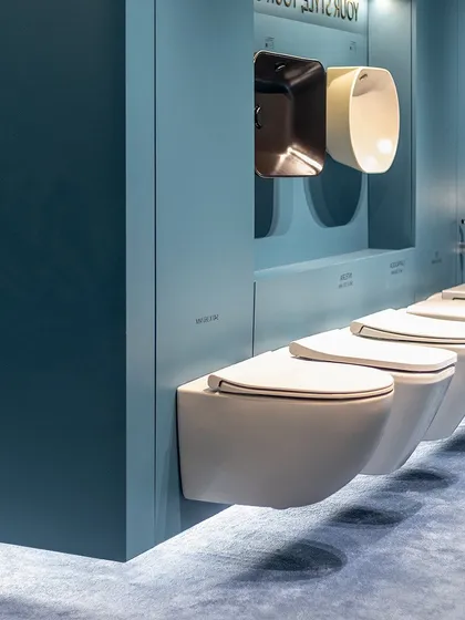 Wall-mounted toilets are displayed with precision, using backlighting to emphasize their floating design. This technique is both informative for the customer and reinforces the modern, clean aesthetic of the brand.
